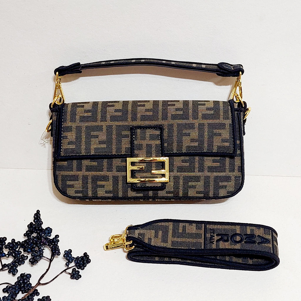 شنط  حجم صغير ماركة FENDI