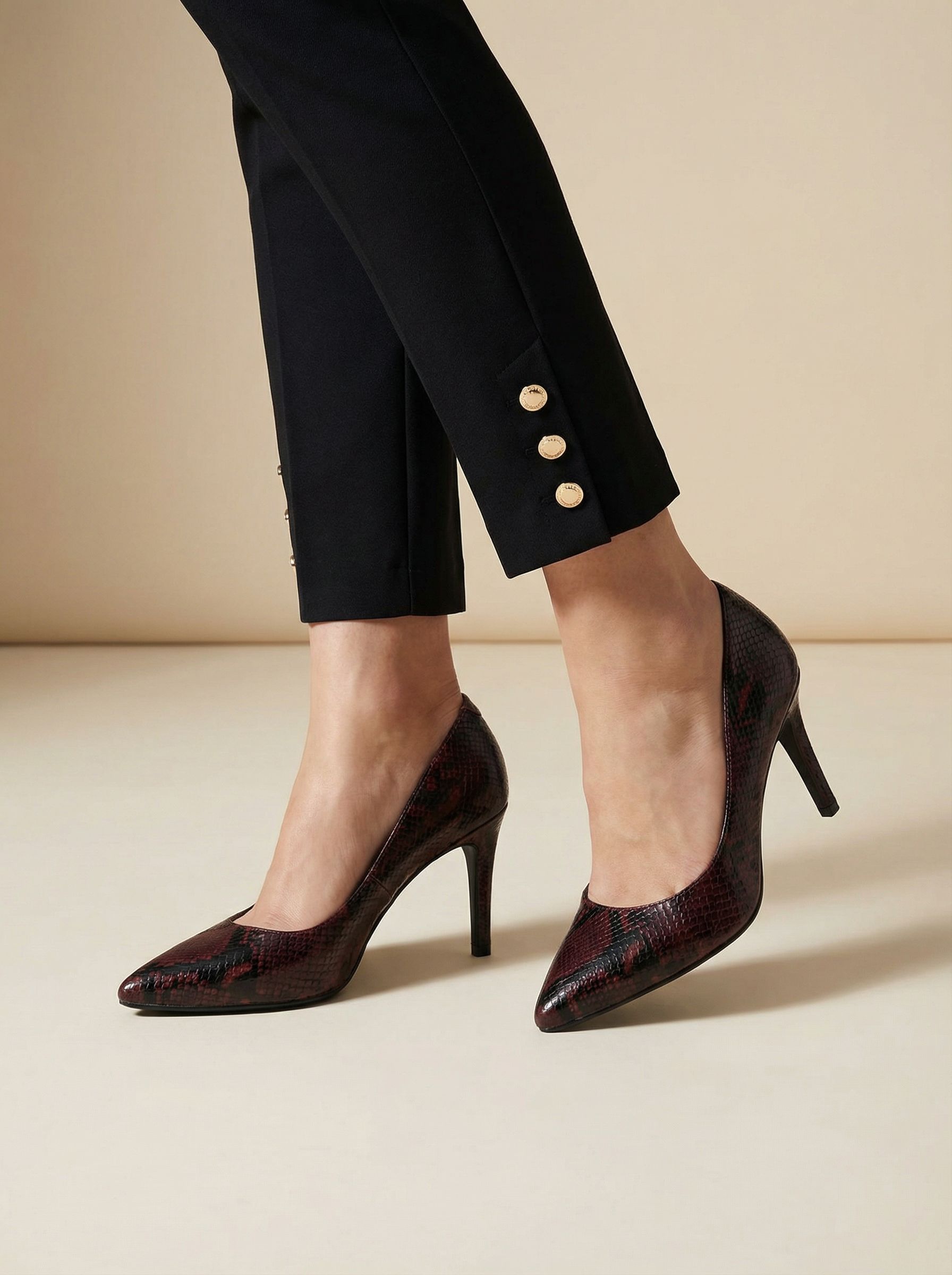 حذاء كعب عالٍ جلد غير لامع بنمط ثعبان أحمر