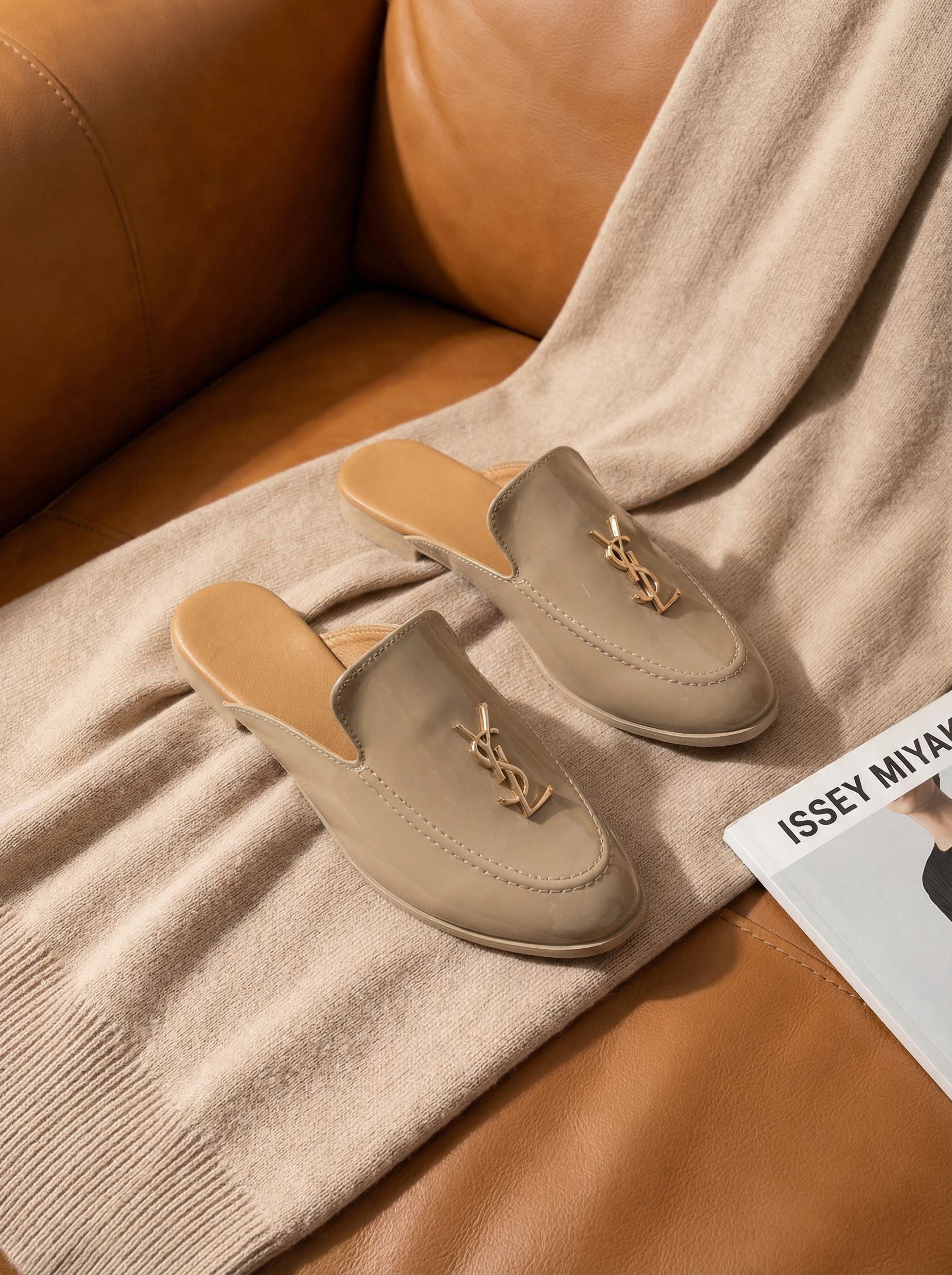 صندل نسائي جلد بلون بيج مع إكسسوار ذهبي