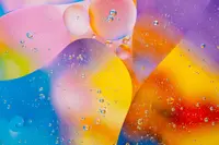 زجاجة سائلة ملونة مع فقاعات باللونين الزهري والأزرق 1