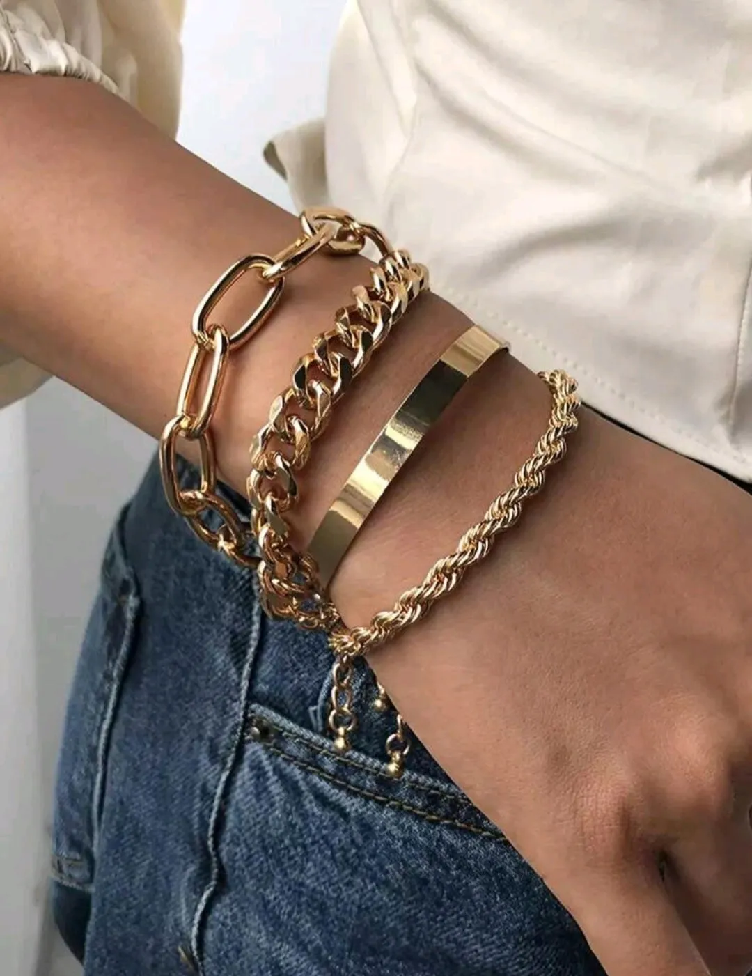 مجموعة اساور لون ذهبي