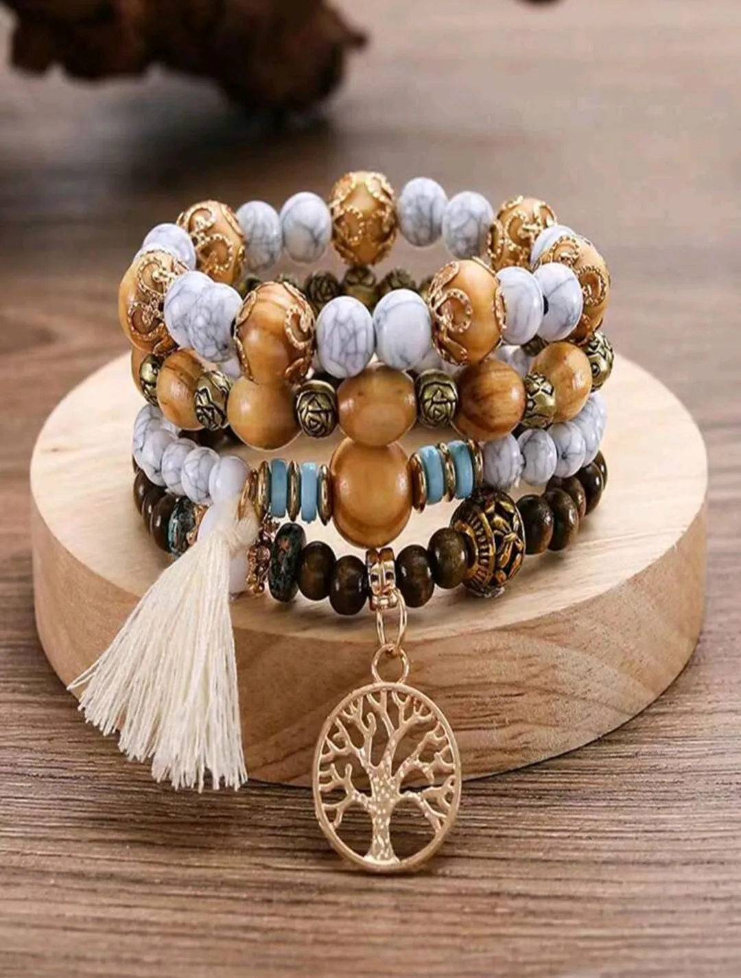 اسوارة من الخشب والأحجار الملونة