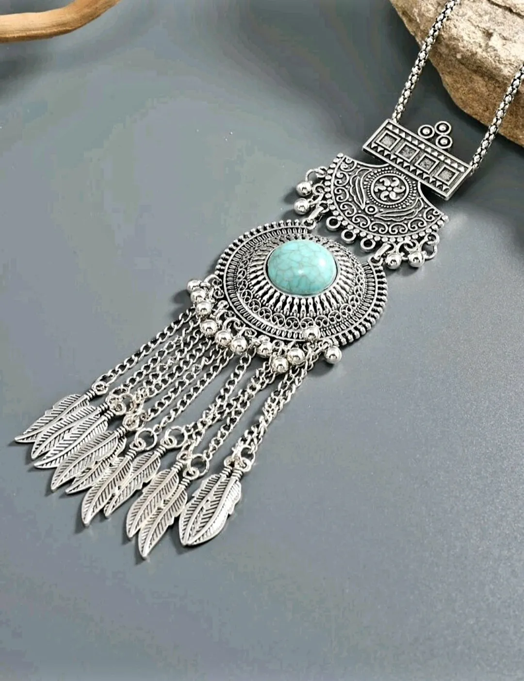 قلادة لون فضي عتيق