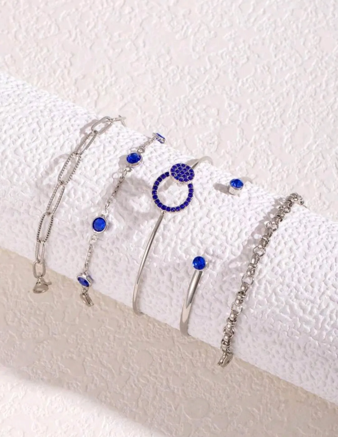 مجموعة اساور لون فضي