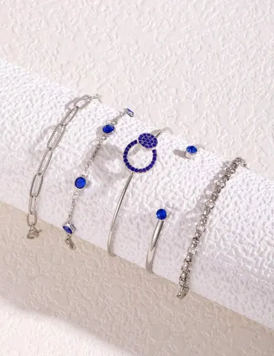 مجموعة اساور لون فضي