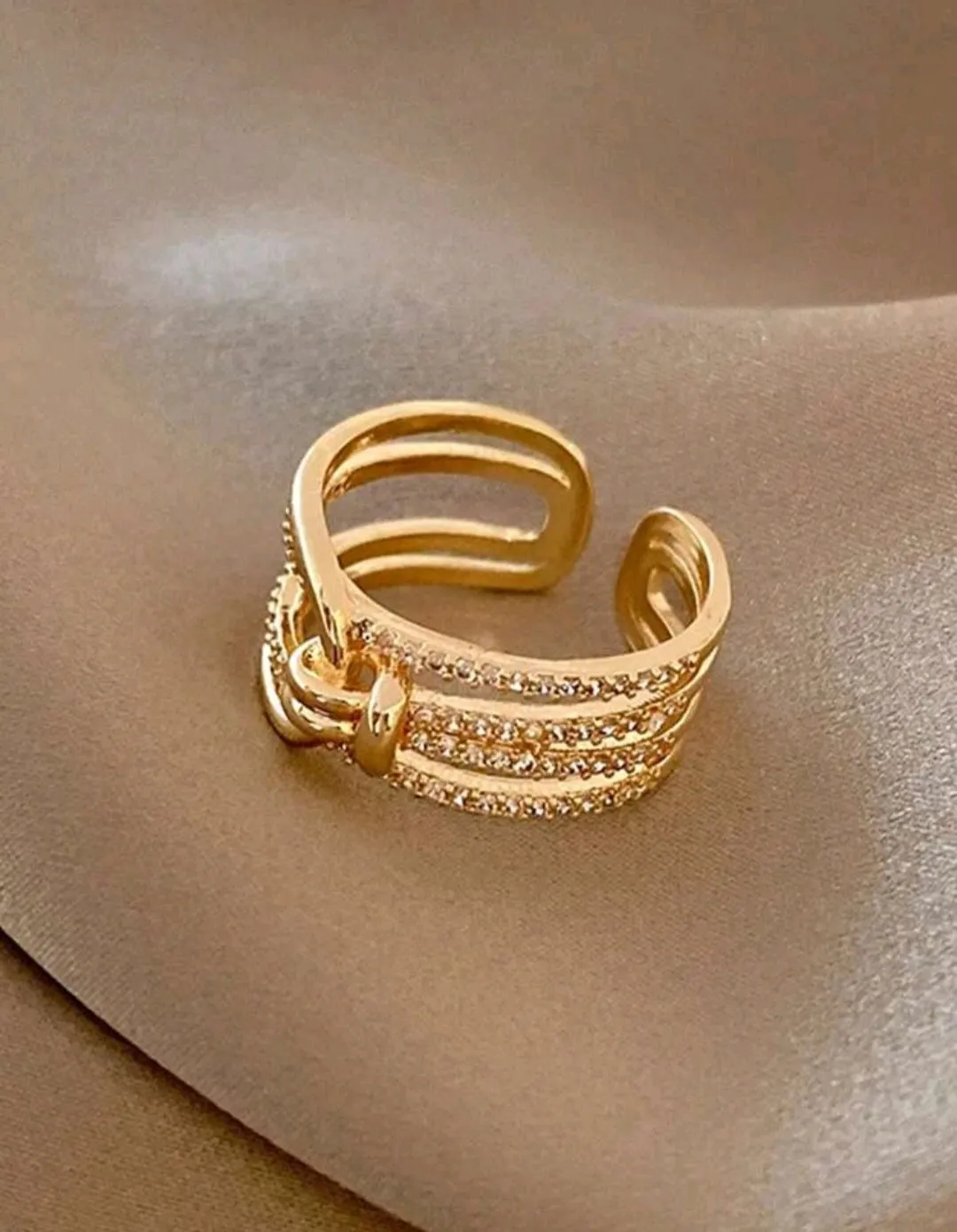 خاتم لون ذهبي