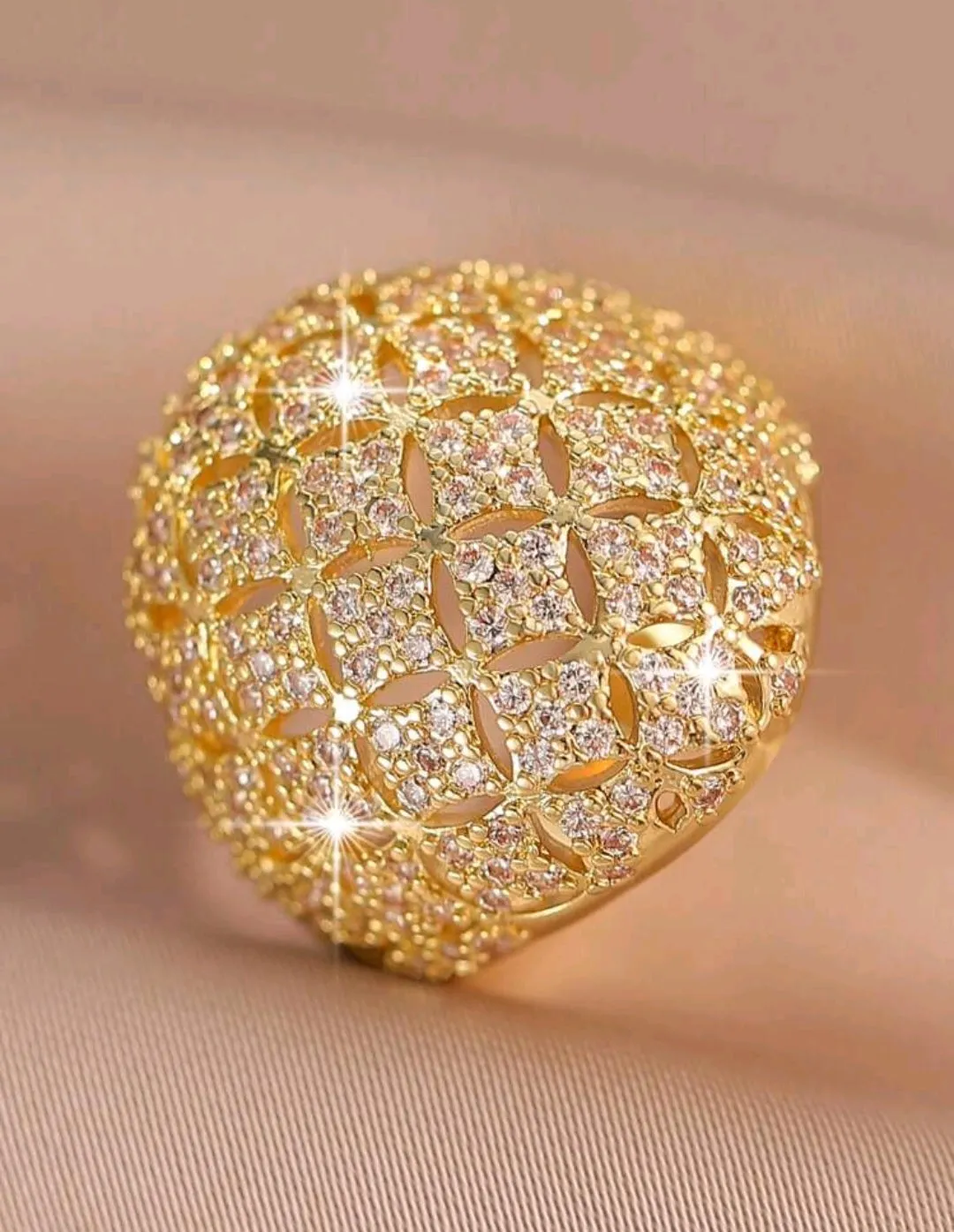 خاتم لون ذهبي