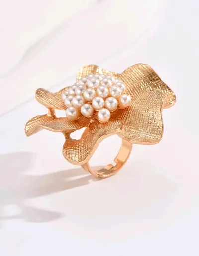 خاتم لون ذهبي