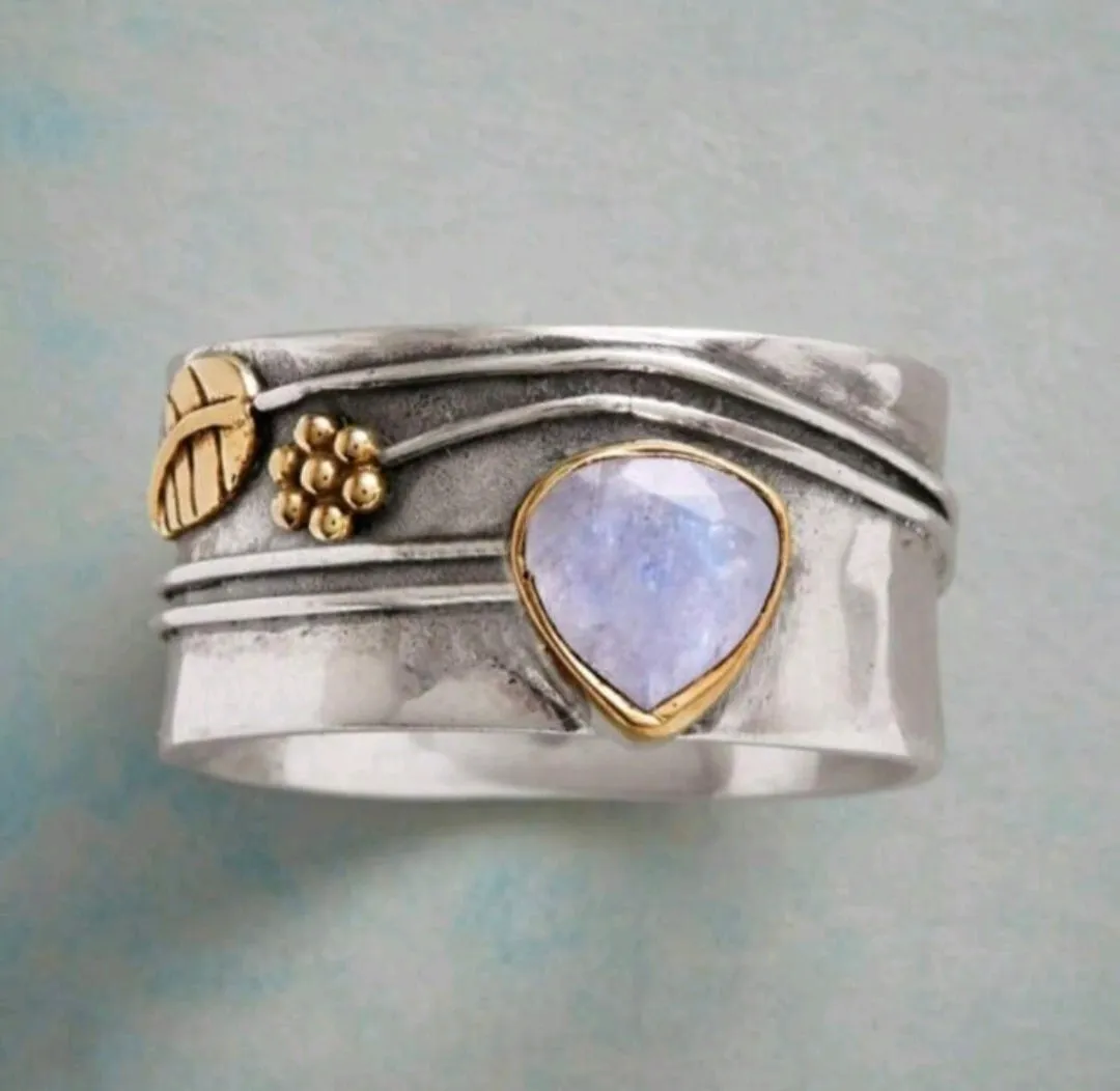 خاتم لون فضي عتيق