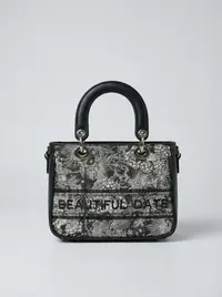 شنطة لون اسود وابيض 1