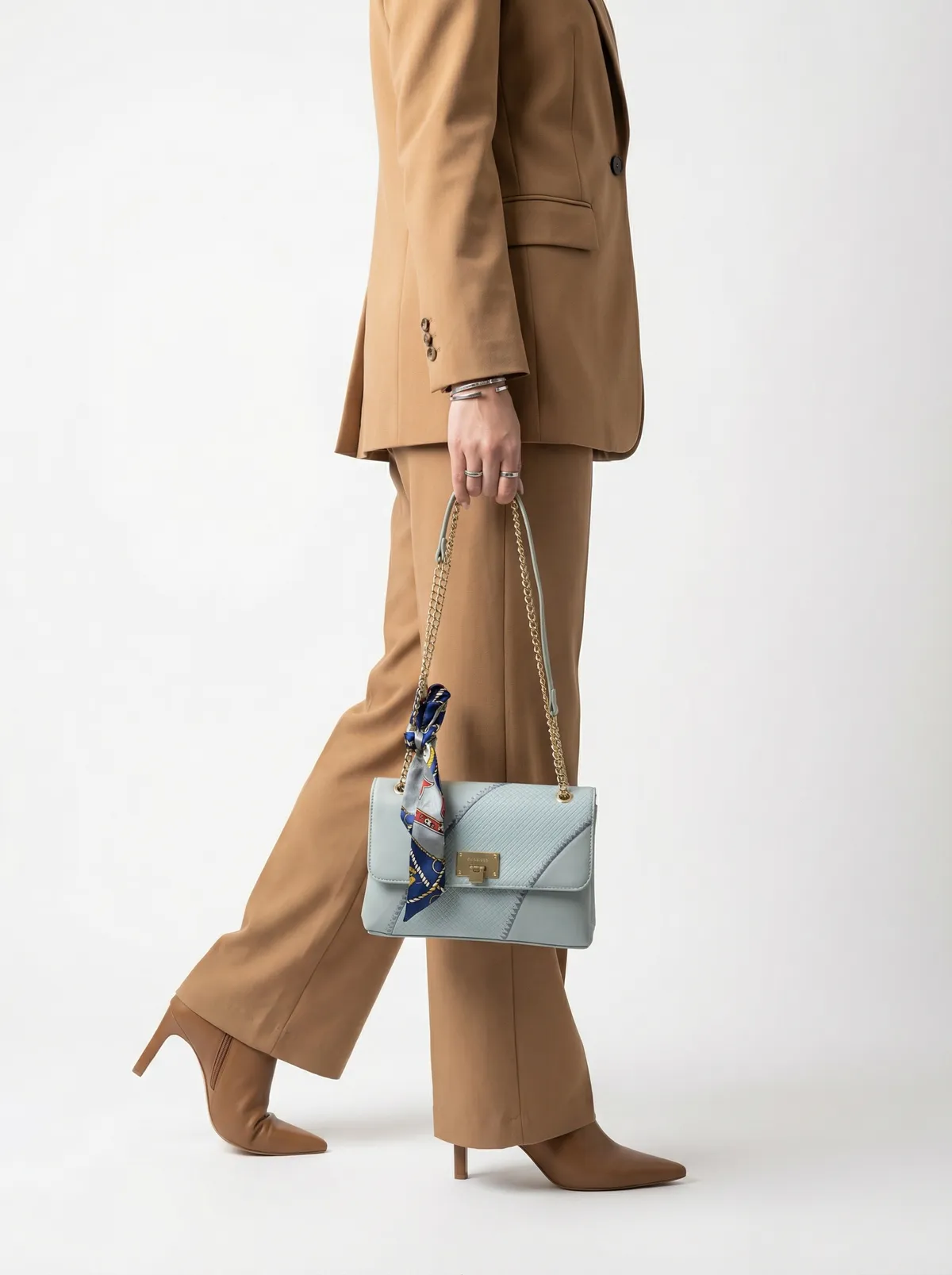 شنطة لون ازرق سماوي