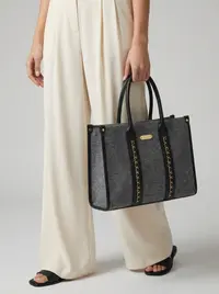 شنطة لون اسود مونس 2