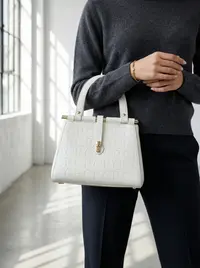 شنطة لون ابيض 2