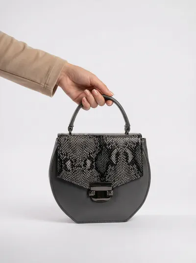 شنطة لون رمادي