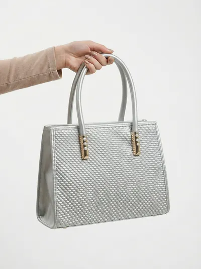 شنطة لون فضي