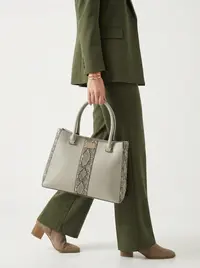 شنطة لون رمادي فاتح 2