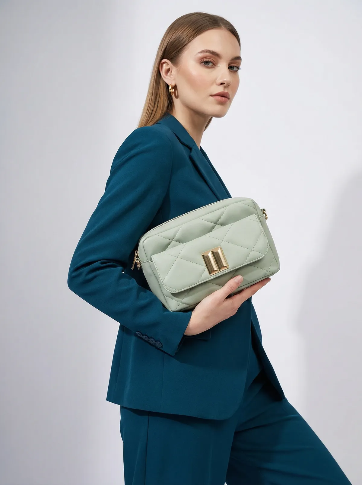 شنطة لون اخضر بارد