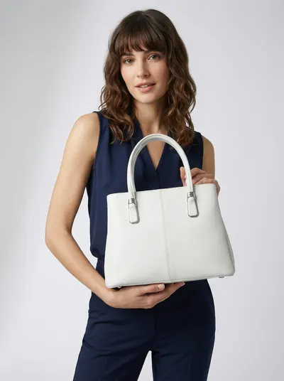 شنطة لون ابيض