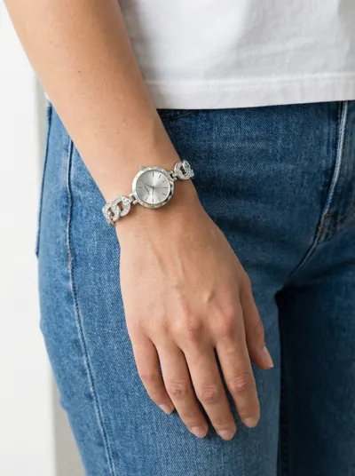 ساعة لون فضي