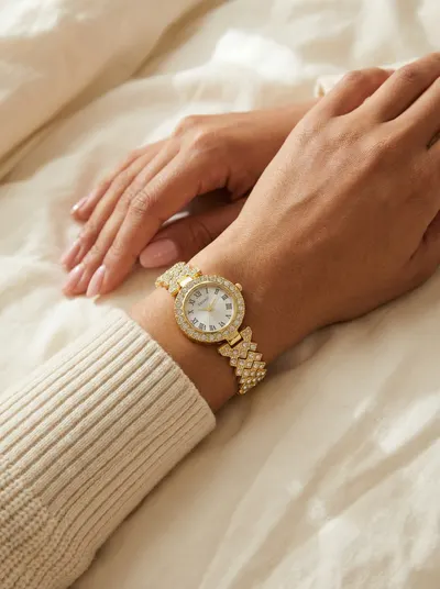 ساعة لون ذهبي